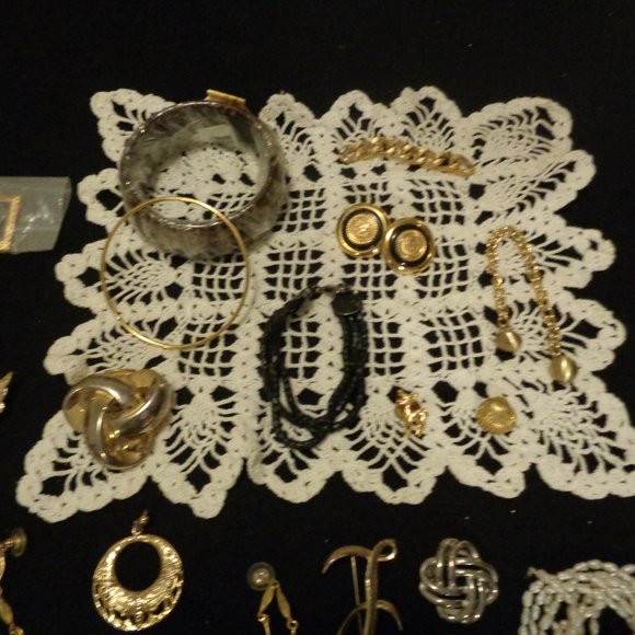 RETRO JEWELRY, PARTS PIECES CROCHET LOT - Picture 3 of 8